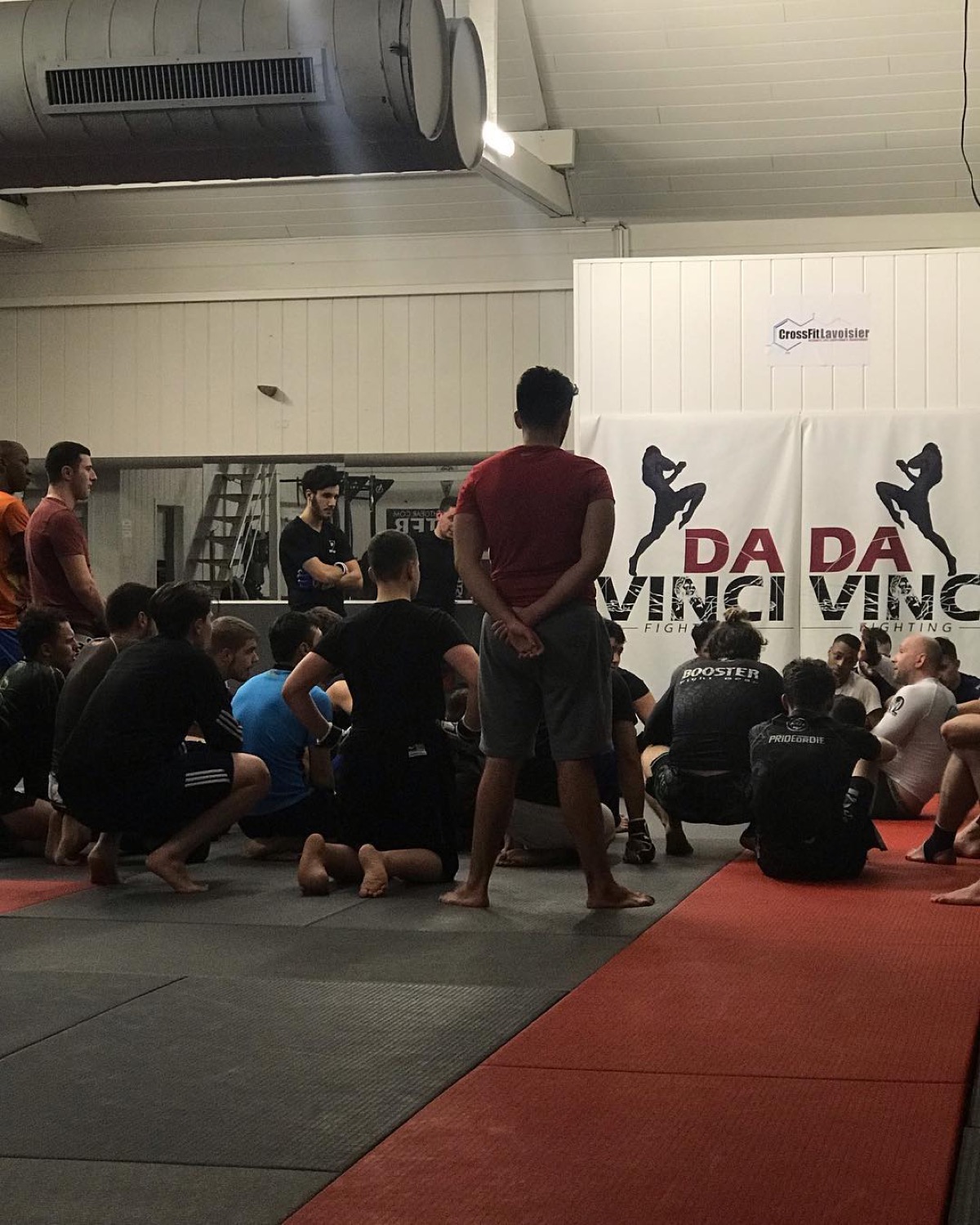 Briefing coach avant un cours du soir a Davinci Fighting